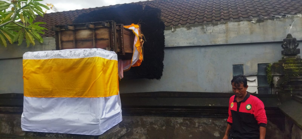 Pelinggih Roboh akibat Cuaca Ekstrim di Banjar Petingan, Kelurahan Kerobokan Kaja, Kecamatan Kuta Utara Tanggal 06 Januari 2023